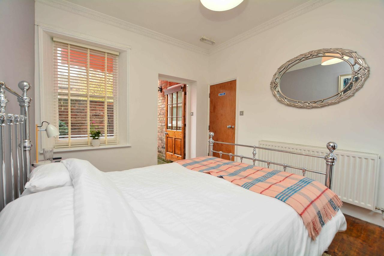 The Location- 1 Free Private Parking Space - 60 Second Walk 2 Minster! York Dış mekan fotoğraf